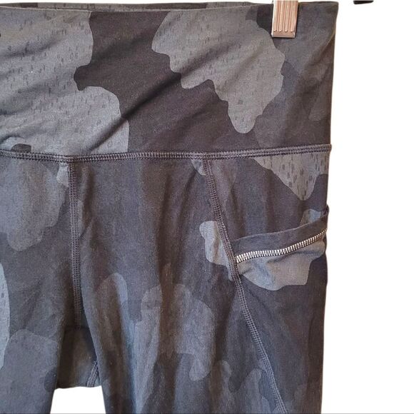 Athleta Women's Dark Camo Leggings Size S - Picture 4 of 6